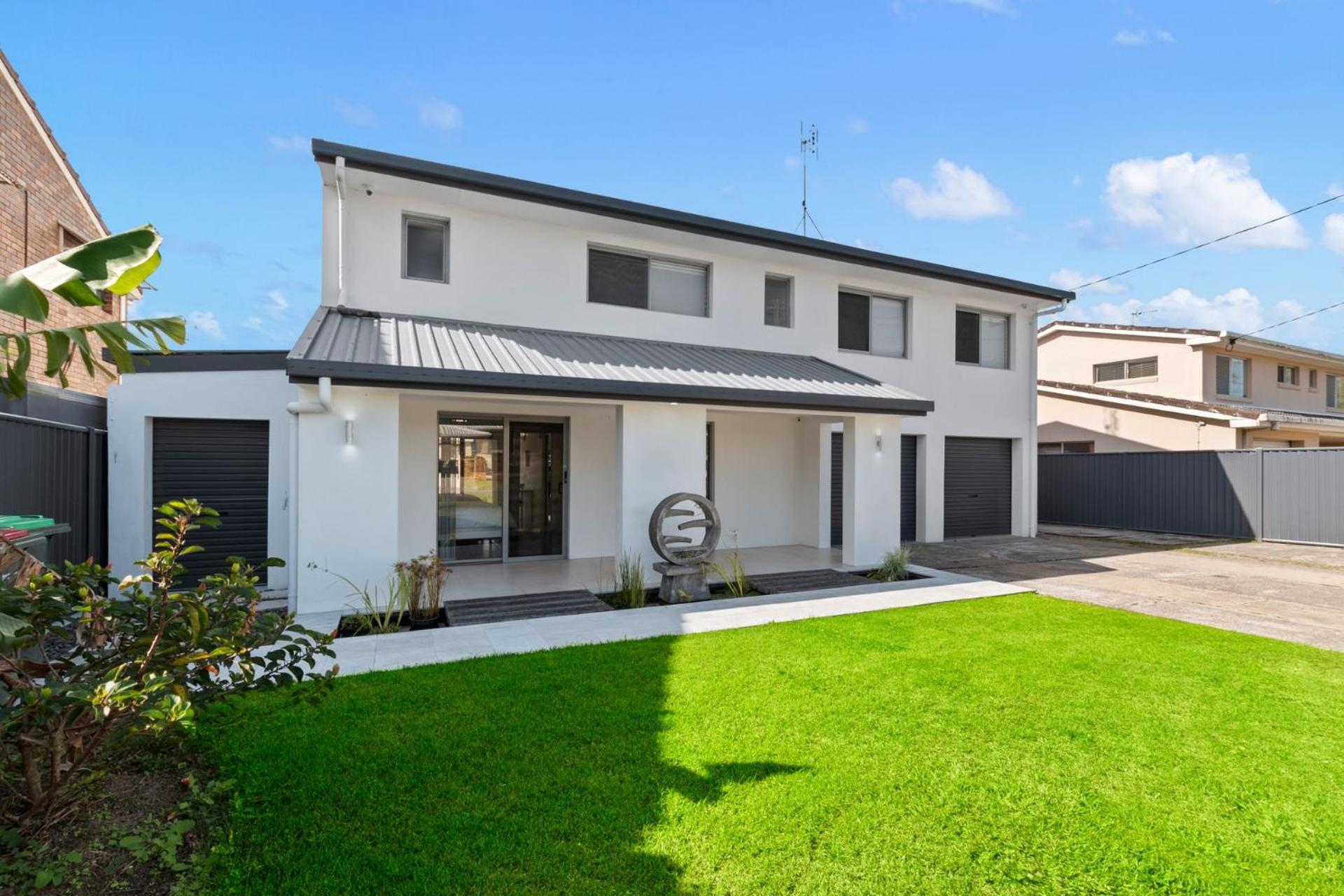 Waterfront 4 bedroom house close to beach