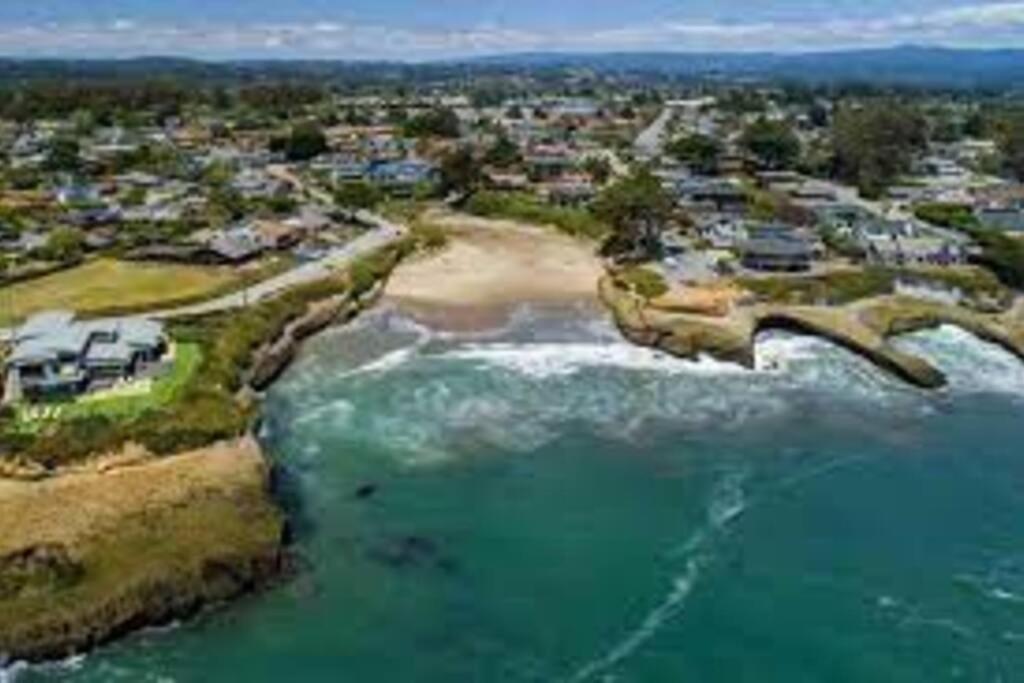 Santa Cruz Style Beach retreat, 5min walk to beach view 4