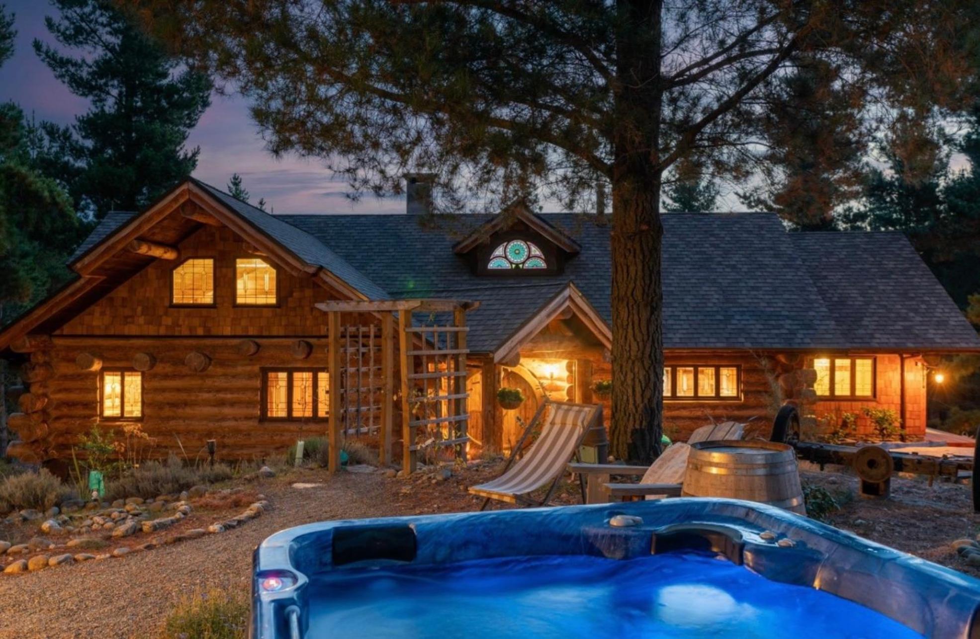 Fairytale Log Cabin - Homewood Forest Retreat
