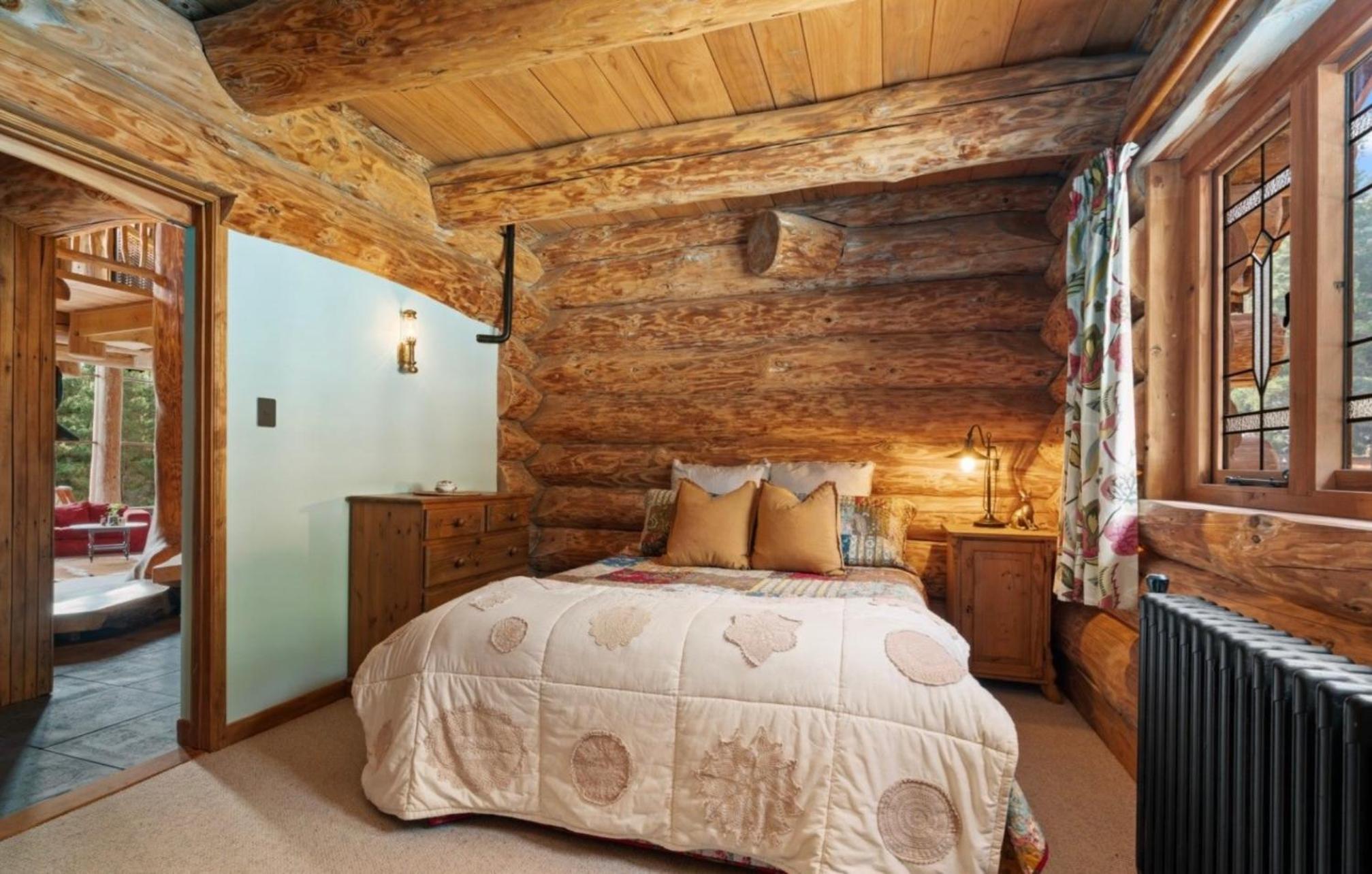 Fairytale Log Cabin - Homewood Forest Retreat