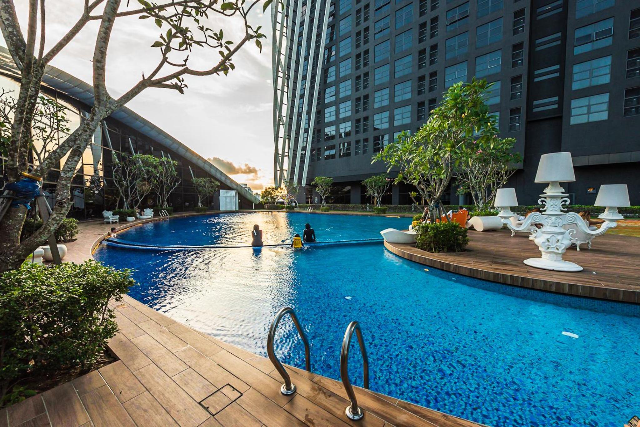 Luxury Duplex Condo Retreat-Corner v 2 Parking, KL by Verano
