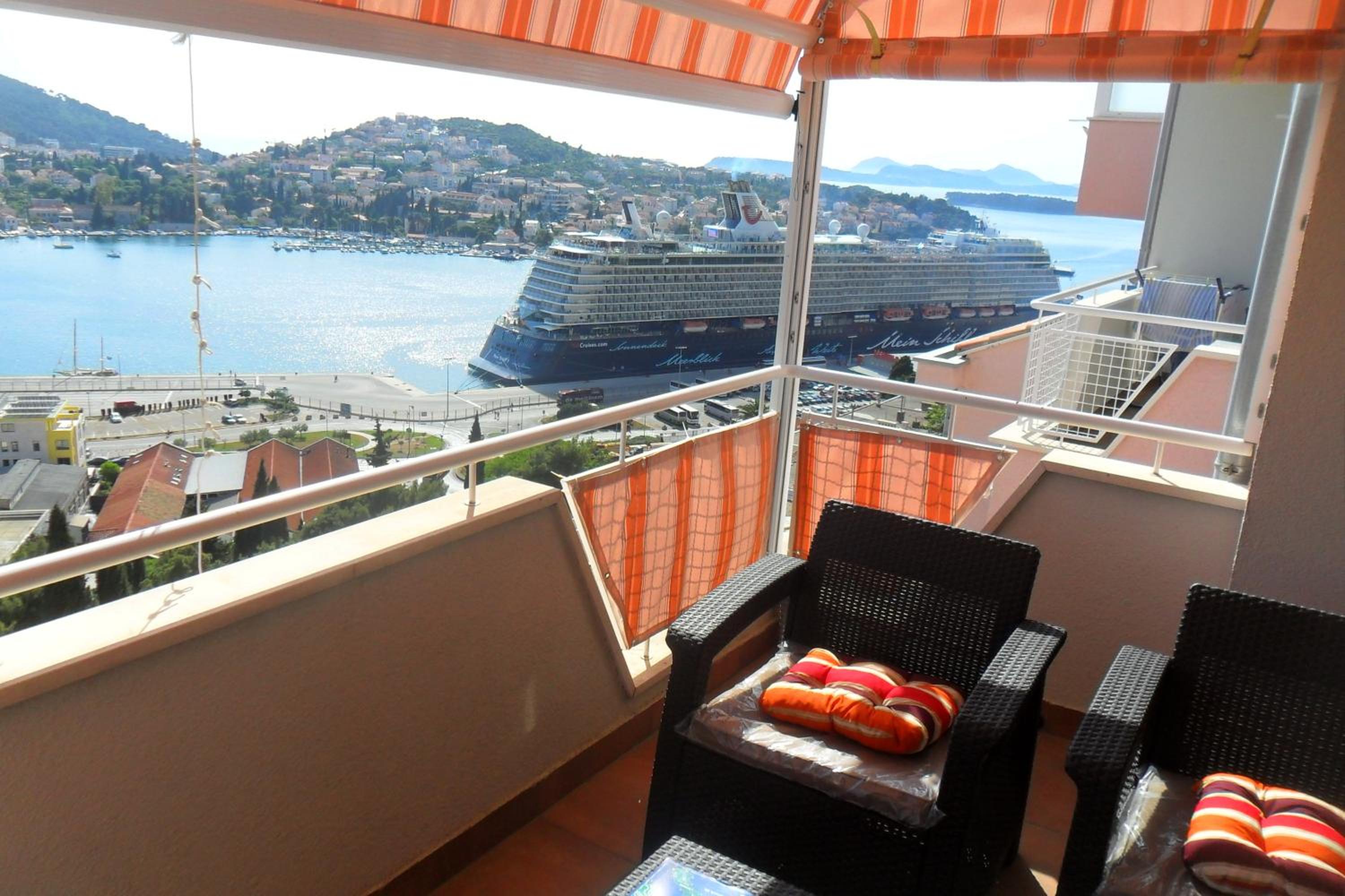 Apartment ANELA with large common tarrace and beautiful sea view