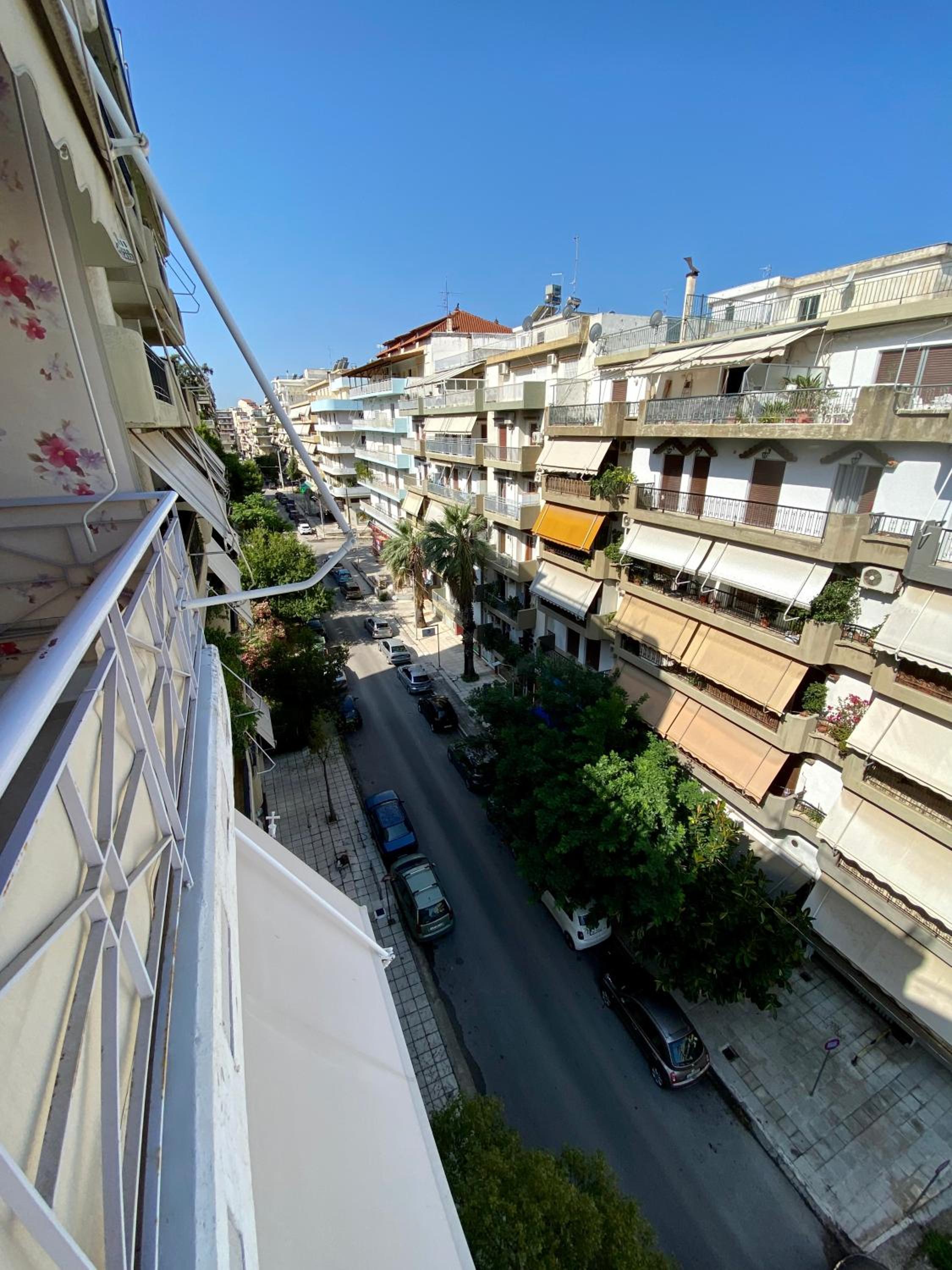 Elina's Spacious Apartment in Patras with private parking