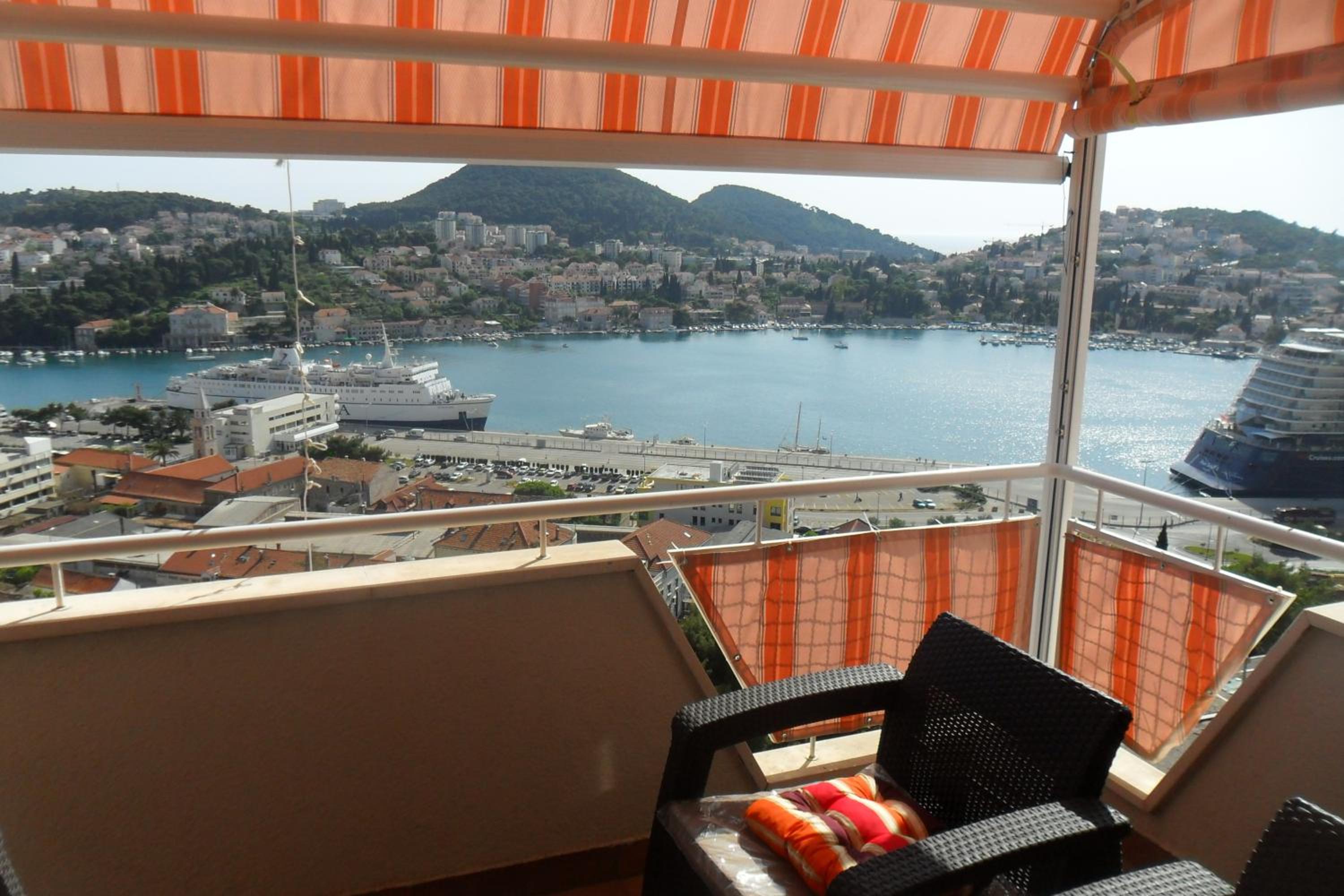 Apartment ANELA with large common tarrace and beautiful sea view