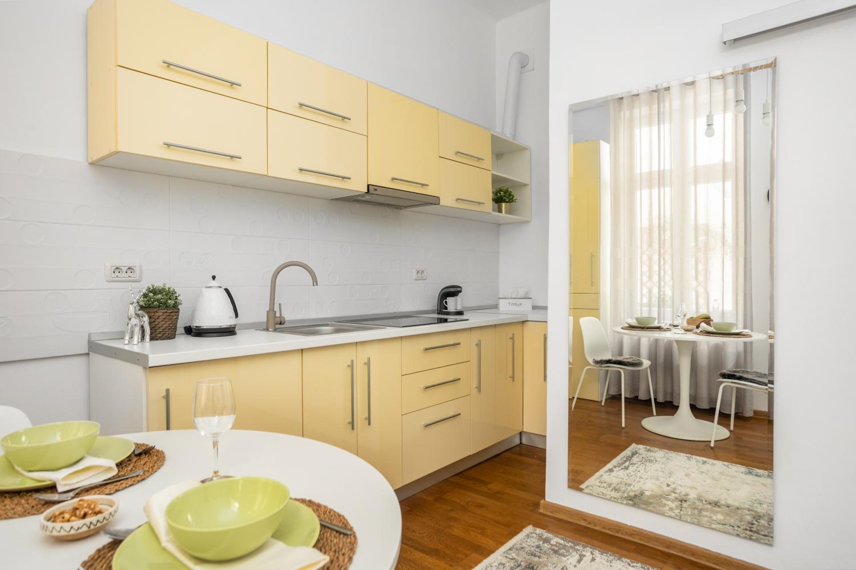 Deluxe Hillside Apartment Near City Center view 5