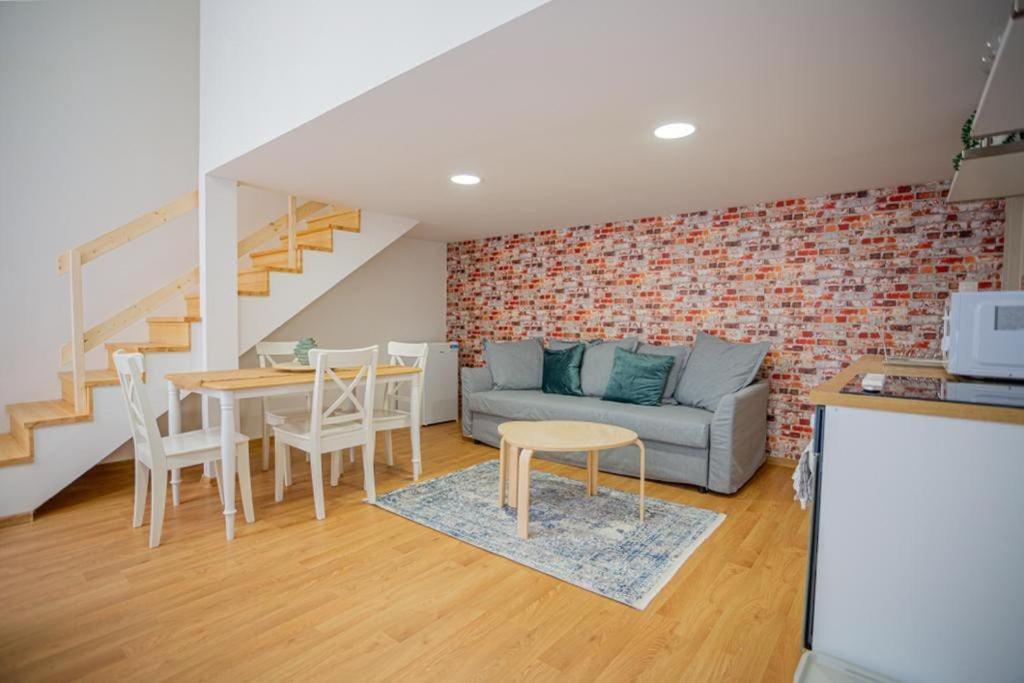 Boutique apartment in Akacfa street view 5
