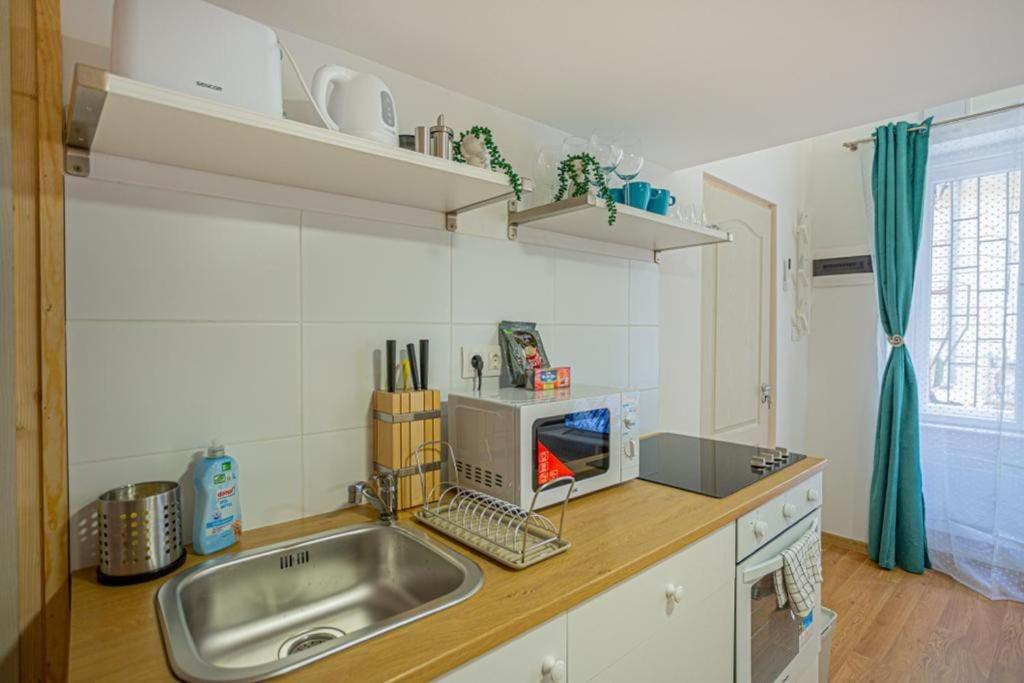 Boutique apartment in Akacfa street view 2