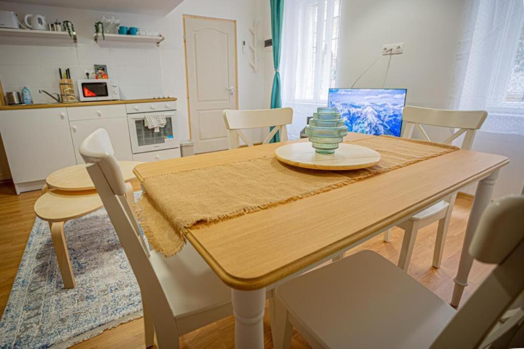 Boutique apartment in Akacfa street view 3