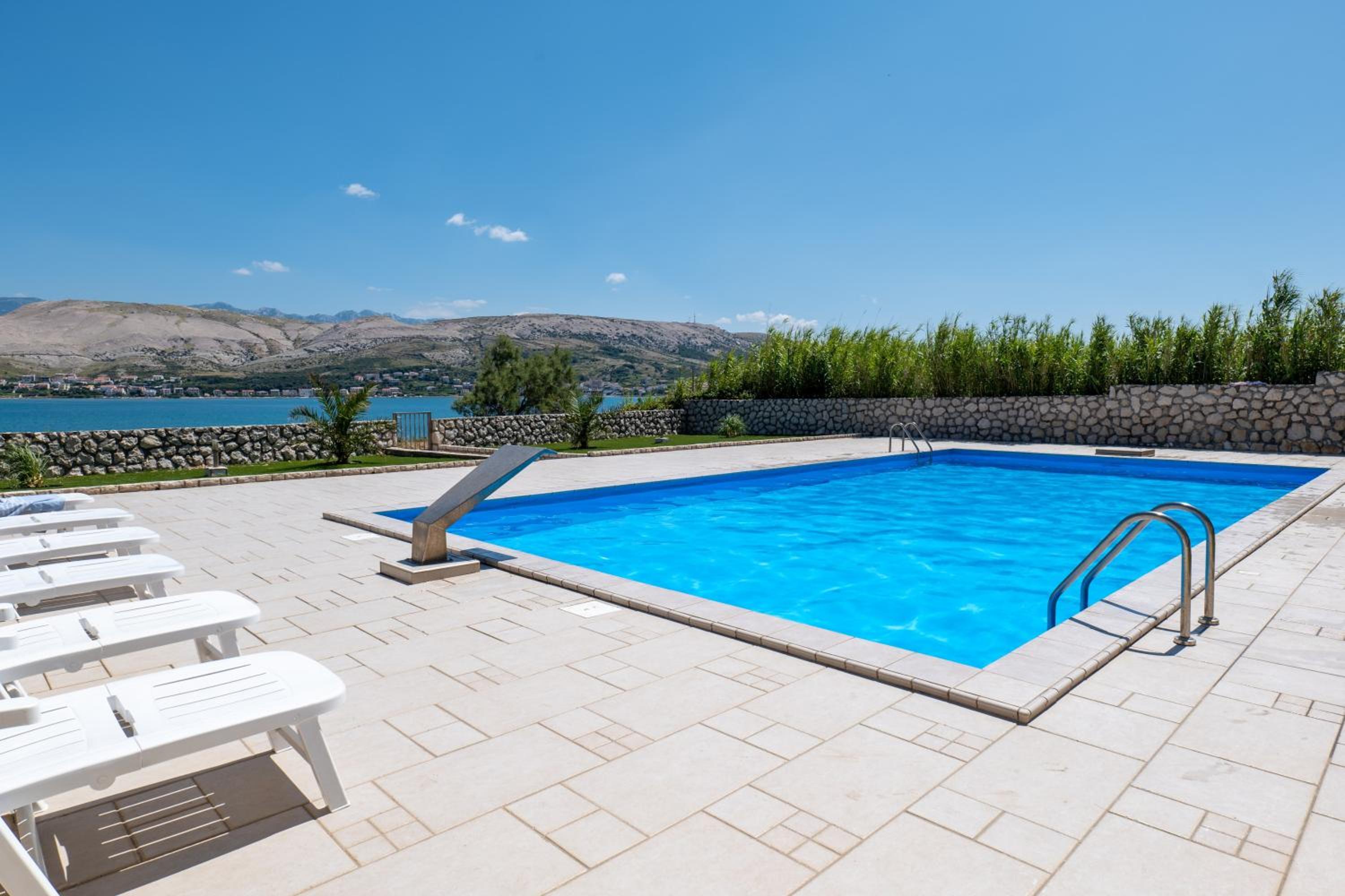 Pool apartment Adriana en Pag