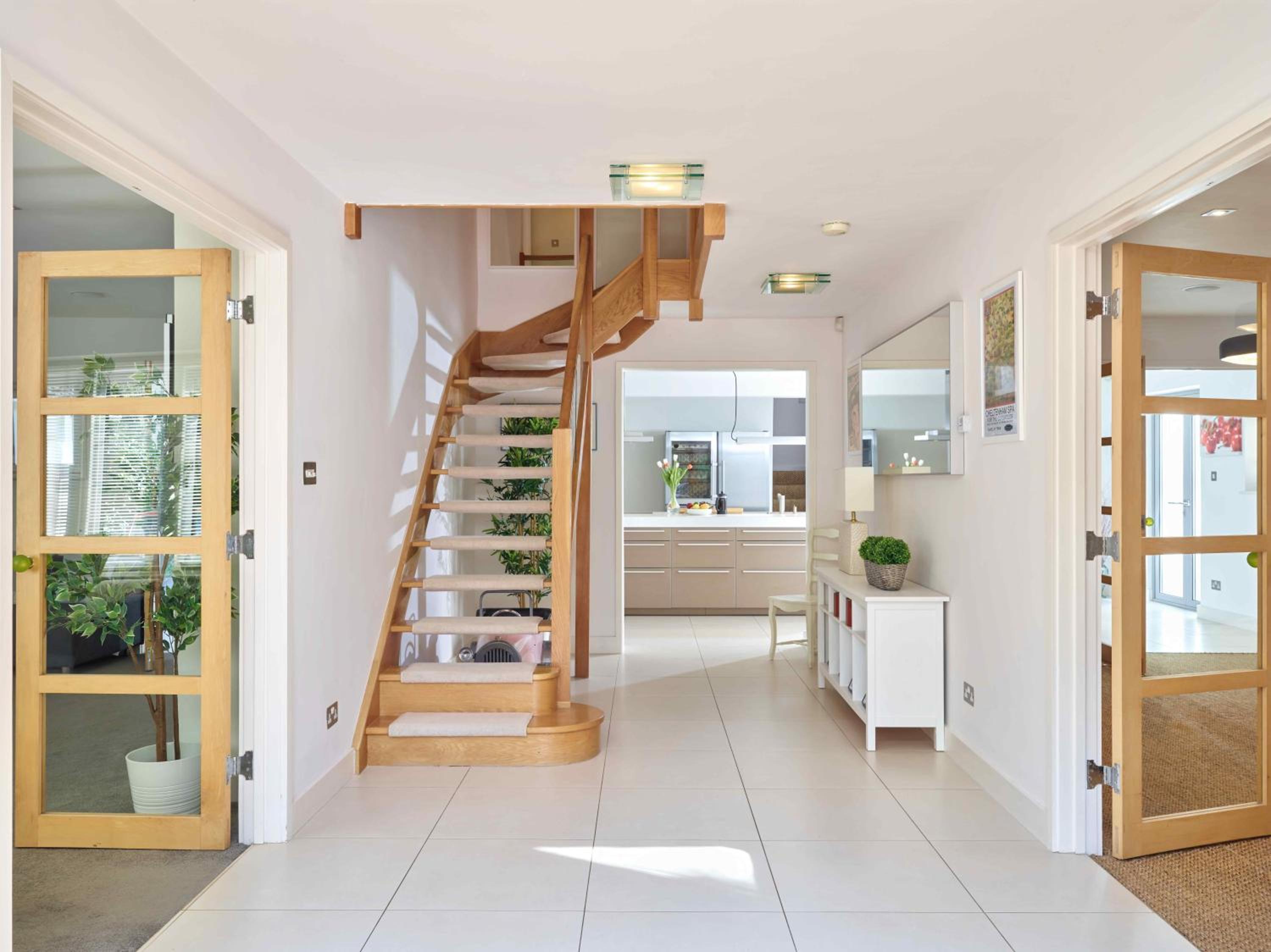 Cheltenham's Most Luxurious House - Beautiful Hot Tub & Indoor Pool view 5