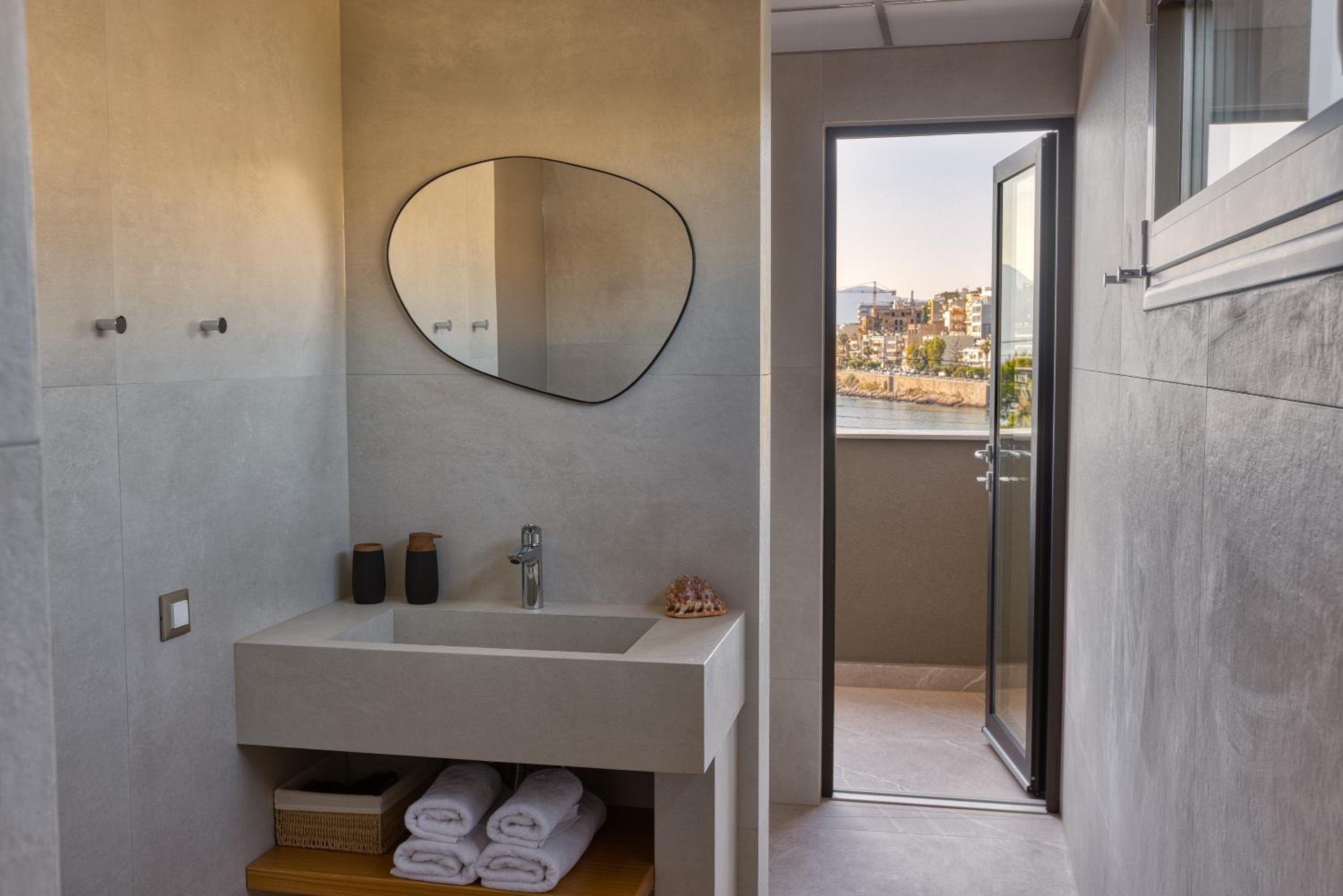 Ammoudi Suites