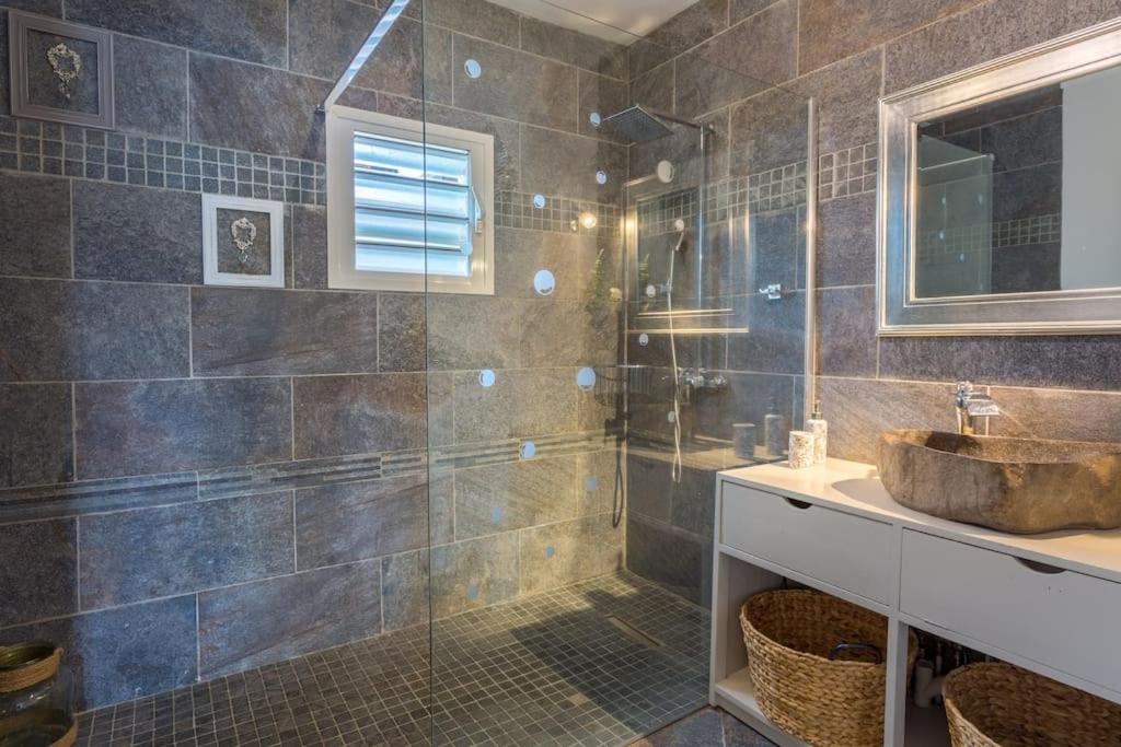 Le Grand Badamier Blanc grande villa familiale 5 étoiles piscine chauffée 17 personnes view 5