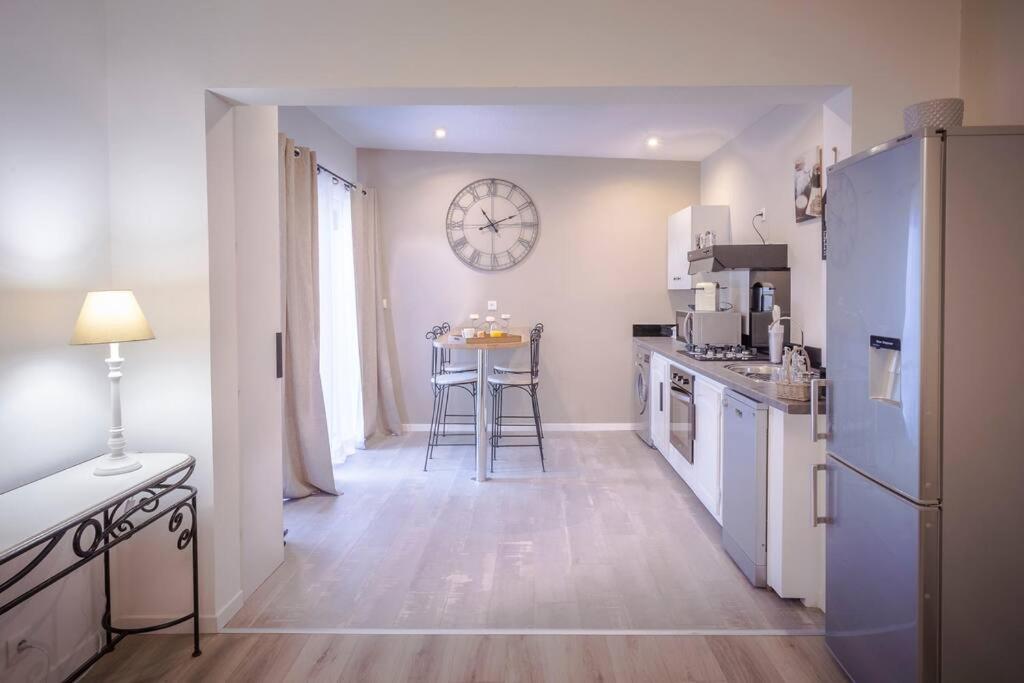 Tiny Badamier Blanc appartement 4 étoiles 2 à 4 personnes piscinelle chauffée view 5