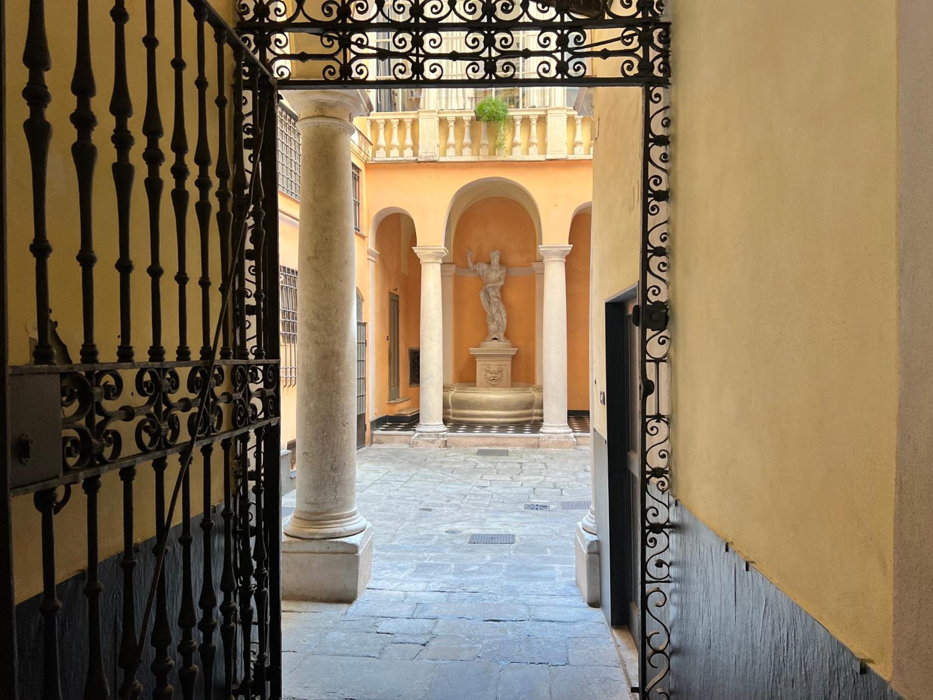 House Doge Antonino by Holiday World view 5