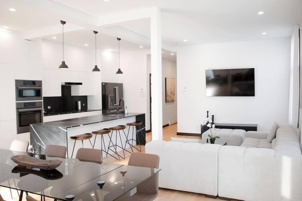 Upscale 3-Bedroom Entire Unit in the Trendy Plateau Mont-Royal featuring A Magazine-Worthy Kitchen & Opulent Living Spaces - Apt 1