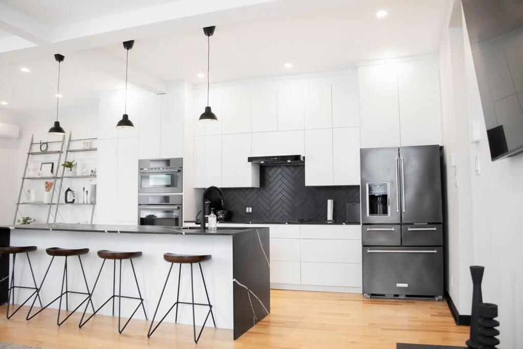 Upscale 3-Bedroom Entire Unit in the Trendy Plateau Mont-Royal featuring A Magazine-Worthy Kitchen & Opulent Living Spaces - Apt 1