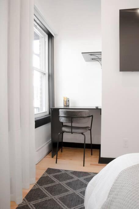 Upscale 3-Bedroom Entire Unit in the Trendy Plateau Mont-Royal featuring A Magazine-Worthy Kitchen & Opulent Living Spaces - Apt 1