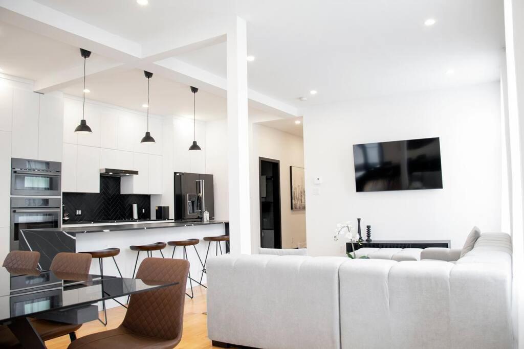 Upscale 3-Bedroom Entire Unit in the Trendy Plateau Mont-Royal featuring A Magazine-Worthy Kitchen & Opulent Living Spaces - Apt 1