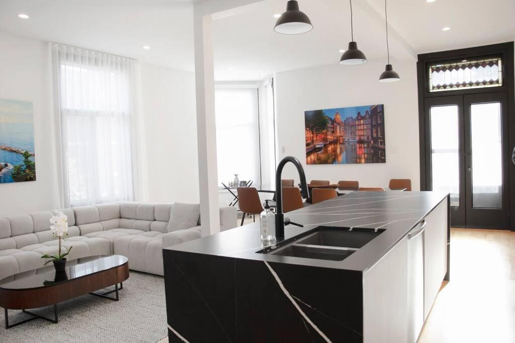 Upscale 3-Bedroom Entire Unit in the Trendy Plateau Mont-Royal featuring A Magazine-Worthy Kitchen & Opulent Living Spaces - Apt 1