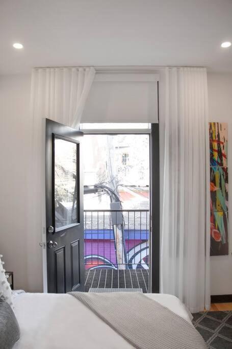 Upscale 3-Bedroom Entire Unit in the Trendy Plateau Mont-Royal featuring A Magazine-Worthy Kitchen & Opulent Living Spaces - Apt 1