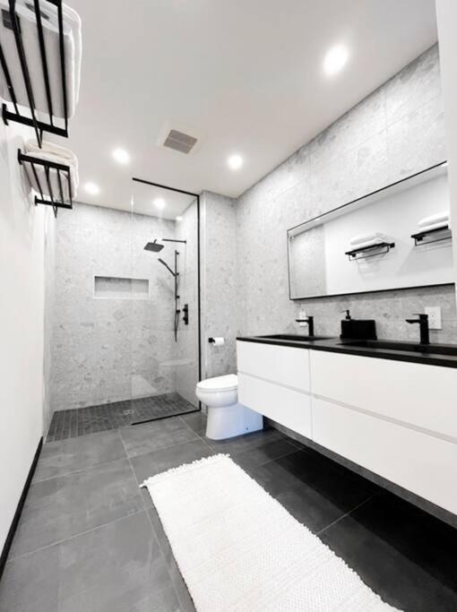 Upscale 3-Bedroom Entire Unit in the Trendy Plateau Mont-Royal featuring A Magazine-Worthy Kitchen & Opulent Living Spaces - Apt 1