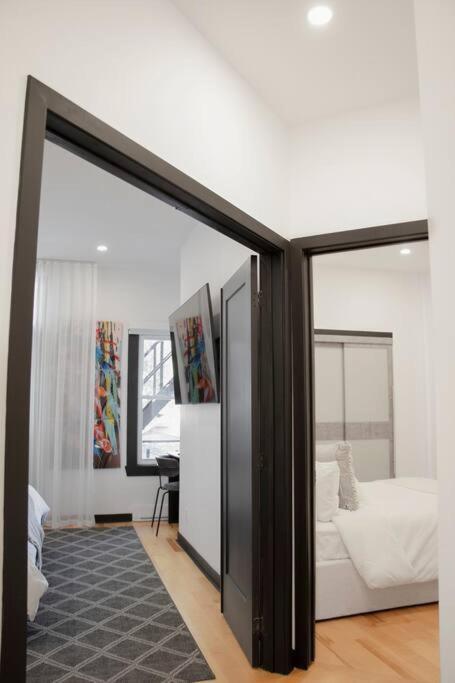 Upscale 3-Bedroom Entire Unit in the Trendy Plateau Mont-Royal featuring A Magazine-Worthy Kitchen & Opulent Living Spaces - Apt 1