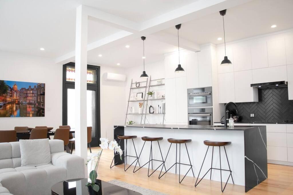 Upscale 3-Bedroom Entire Unit in the Trendy Plateau Mont-Royal featuring A Magazine-Worthy Kitchen & Opulent Living Spaces - Apt 1