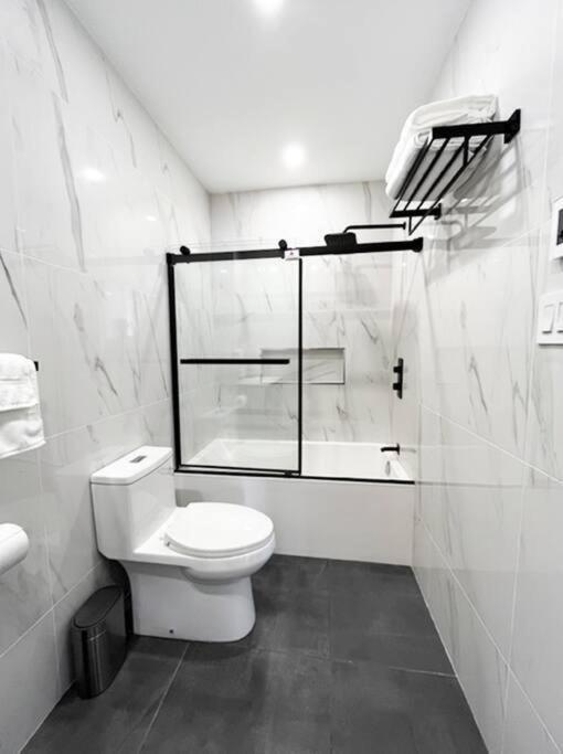 Upscale 3-Bedroom Entire Unit in the Trendy Plateau Mont-Royal featuring A Magazine-Worthy Kitchen & Opulent Living Spaces - Apt 1