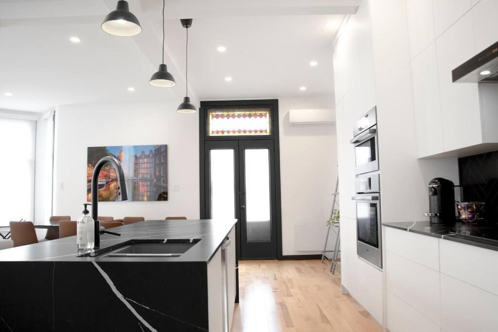 Upscale 3-Bedroom Entire Unit in the Trendy Plateau Mont-Royal featuring A Magazine-Worthy Kitchen & Opulent Living Spaces - Apt 1