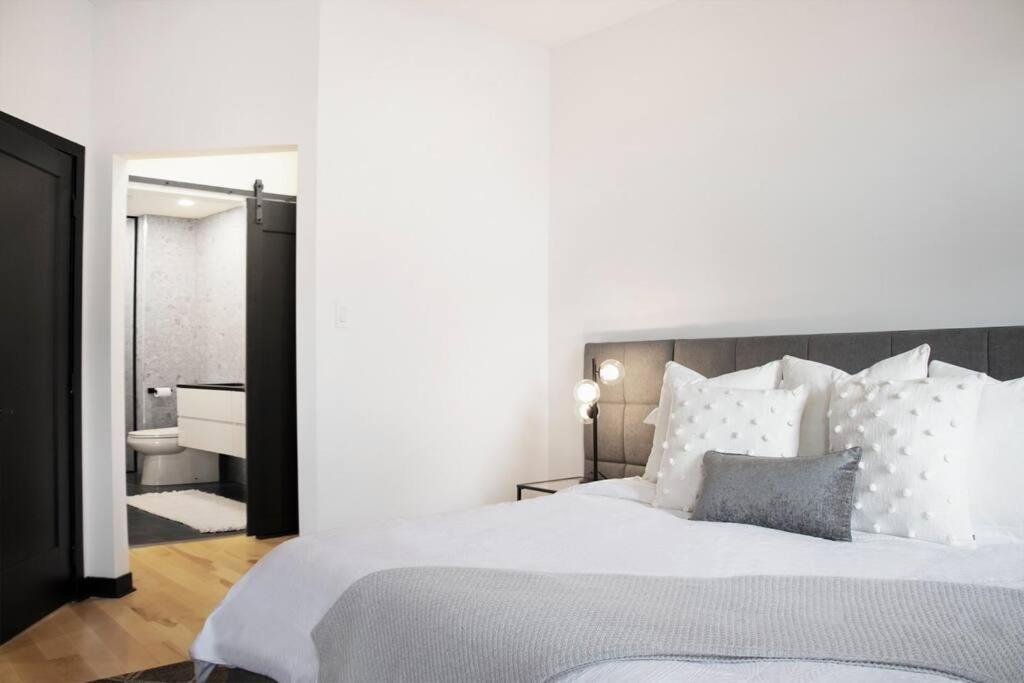Upscale 3-Bedroom Entire Unit in the Trendy Plateau Mont-Royal featuring A Magazine-Worthy Kitchen & Opulent Living Spaces - Apt 1