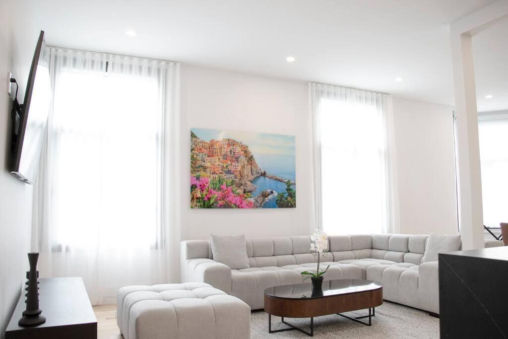 Upscale 3-Bedroom Entire Unit in the Trendy Plateau Mont-Royal featuring A Magazine-Worthy Kitchen & Opulent Living Spaces - Apt 1