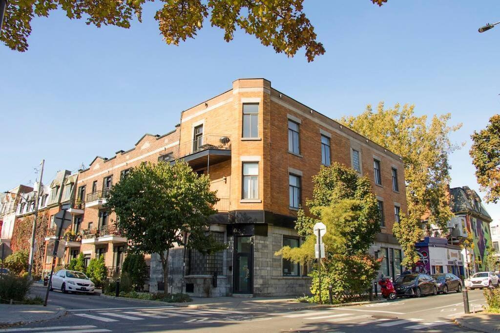 Upscale 3-Bedroom Entire Unit in the Trendy Plateau Mont-Royal featuring A Magazine-Worthy Kitchen & Opulent Living Spaces - Apt 1