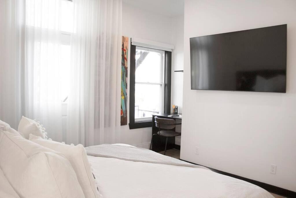 Upscale 3-Bedroom Entire Unit in the Trendy Plateau Mont-Royal featuring A Magazine-Worthy Kitchen & Opulent Living Spaces - Apt 1