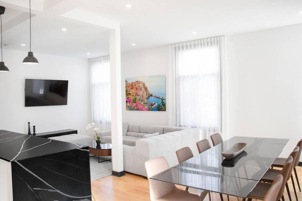 Upscale 3-Bedroom Entire Unit in the Trendy Plateau Mont-Royal featuring A Magazine-Worthy Kitchen & Opulent Living Spaces - Apt 1