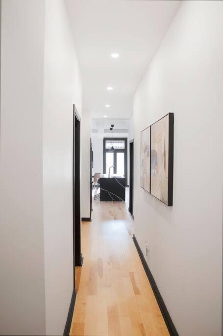 Upscale 3-Bedroom Entire Unit in the Trendy Plateau Mont-Royal featuring A Magazine-Worthy Kitchen & Opulent Living Spaces - Apt 1