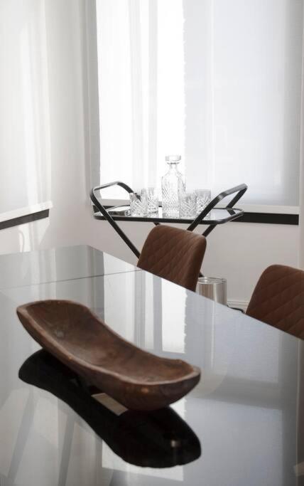 Upscale 3-Bedroom Entire Unit in the Trendy Plateau Mont-Royal featuring A Magazine-Worthy Kitchen & Opulent Living Spaces - Apt 1