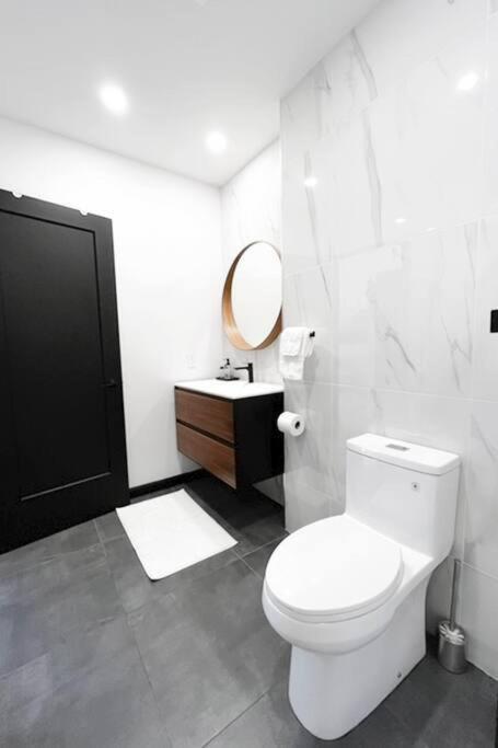 Upscale 3-Bedroom Entire Unit in the Trendy Plateau Mont-Royal featuring A Magazine-Worthy Kitchen & Opulent Living Spaces - Apt 1