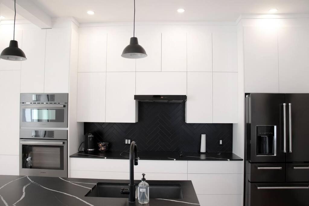 Upscale 3-Bedroom Entire Unit in the Trendy Plateau Mont-Royal featuring A Magazine-Worthy Kitchen & Opulent Living Spaces - Apt 1