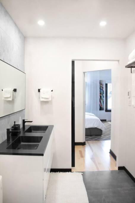 Upscale 3-Bedroom Entire Unit in the Trendy Plateau Mont-Royal featuring A Magazine-Worthy Kitchen & Opulent Living Spaces - Apt 1