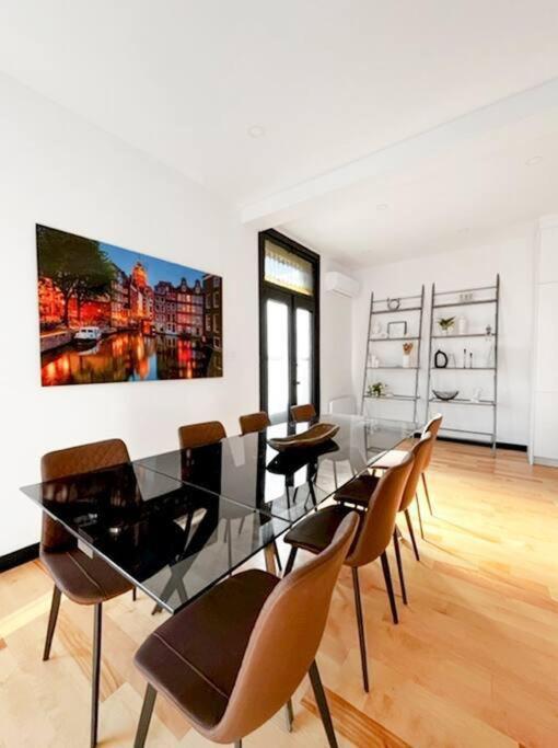 Upscale 3-Bedroom Entire Unit in the Trendy Plateau Mont-Royal featuring A Magazine-Worthy Kitchen & Opulent Living Spaces - Apt 1