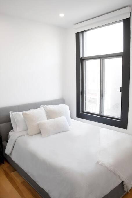 Upscale 3-Bedroom Entire Unit in the Trendy Plateau Mont-Royal featuring A Magazine-Worthy Kitchen & Opulent Living Spaces - Apt 1