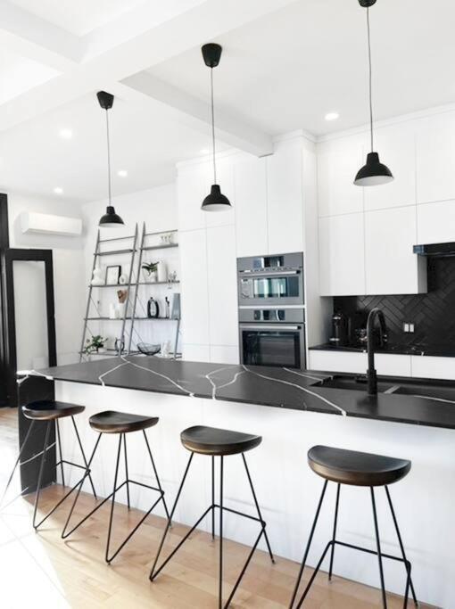 Upscale 3-Bedroom Entire Unit in the Trendy Plateau Mont-Royal featuring A Magazine-Worthy Kitchen & Opulent Living Spaces - Apt 1