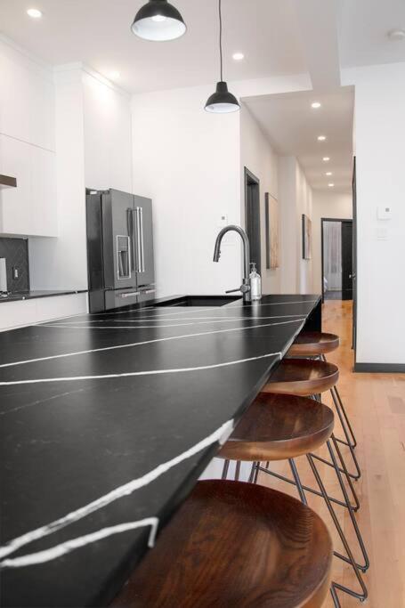 Upscale 3-Bedroom Entire Unit in the Trendy Plateau Mont-Royal featuring A Magazine-Worthy Kitchen & Opulent Living Spaces - Apt 1