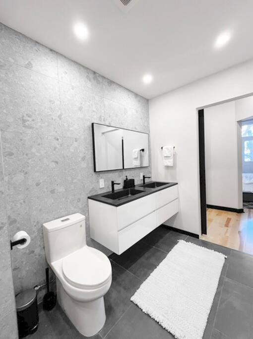 Upscale 3-Bedroom Entire Unit in the Trendy Plateau Mont-Royal featuring A Magazine-Worthy Kitchen & Opulent Living Spaces - Apt 1