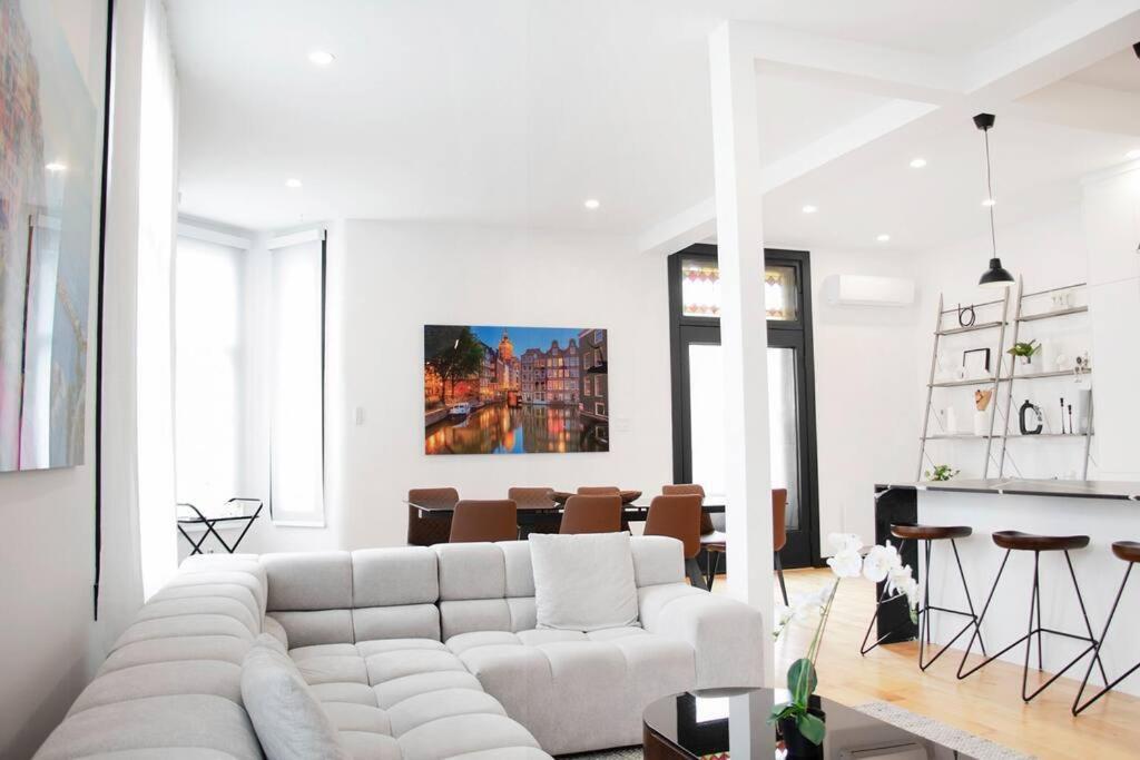 Upscale 3-Bedroom Entire Unit in the Trendy Plateau Mont-Royal featuring A Magazine-Worthy Kitchen & Opulent Living Spaces - Apt 1