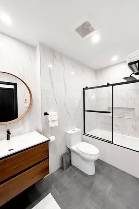 Upscale 3-Bedroom Entire Unit in the Trendy Plateau Mont-Royal featuring A Magazine-Worthy Kitchen & Opulent Living Spaces - Apt 1
