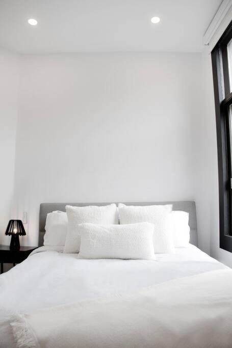Upscale 3-Bedroom Entire Unit in the Trendy Plateau Mont-Royal featuring A Magazine-Worthy Kitchen & Opulent Living Spaces - Apt 1