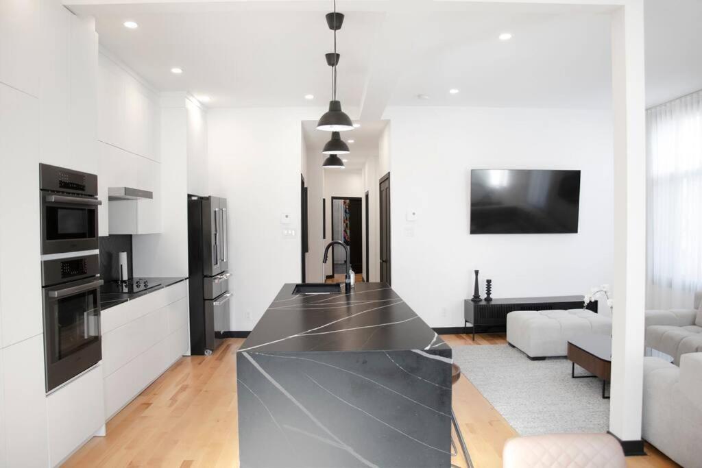 Upscale 3-Bedroom Entire Unit in the Trendy Plateau Mont-Royal featuring A Magazine-Worthy Kitchen & Opulent Living Spaces - Apt 1