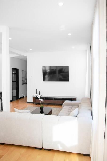 Upscale 3-Bedroom Entire Unit in the Trendy Plateau Mont-Royal featuring A Magazine-Worthy Kitchen & Opulent Living Spaces - Apt 1