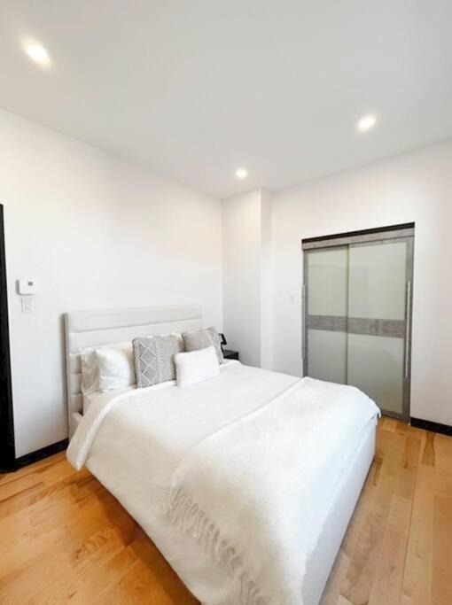 Upscale 3-Bedroom Entire Unit in the Trendy Plateau Mont-Royal featuring A Magazine-Worthy Kitchen & Opulent Living Spaces - Apt 1
